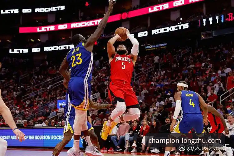 一场加时鏖战的深度剖析：龙珠体育赛事直播iOS版如何还原勇士火箭对决的战术博弈